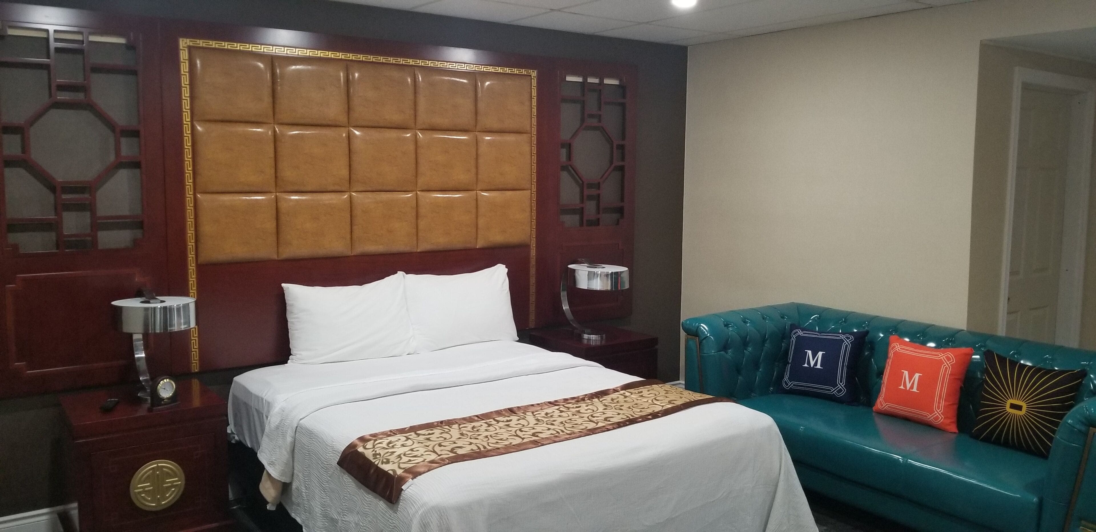 Room, 1 King Bed, Non Smoking | Individually decorated, individually furnished, desk, iron/ironing board