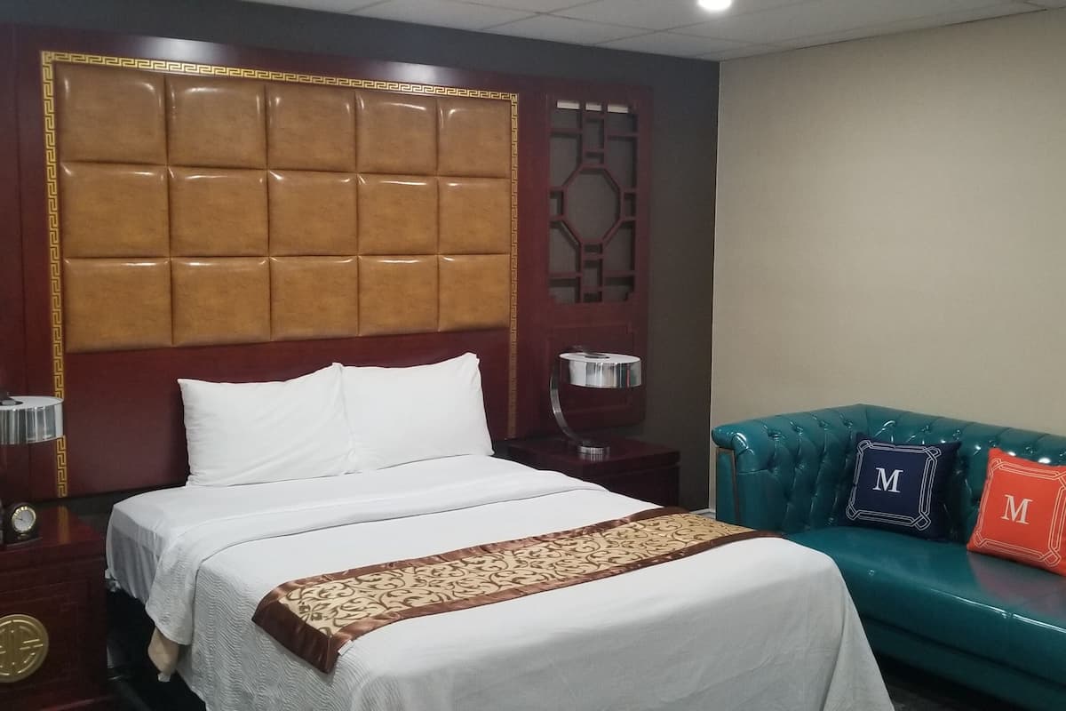 room, 1 king bed, non smoking | individually decorated, individually furnished, desk, iron/ironing board
