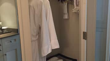Un vestidor con una percha, un albornoz doblado y un perchero.