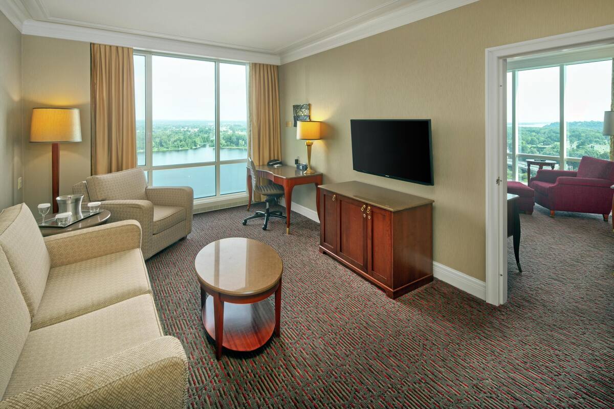 Suite, 1 Bedroom, Lake View | Peralatan tempat tidur premium, bar mini, peti besi dalam bilik, meja 