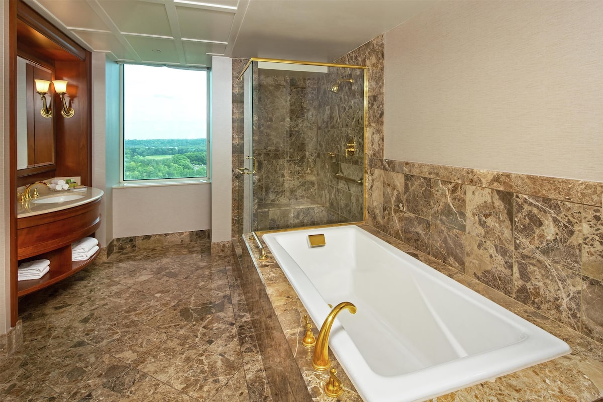 Duschwanne, kostenlose Toilettenartikel, Haartrockner, Bademäntel