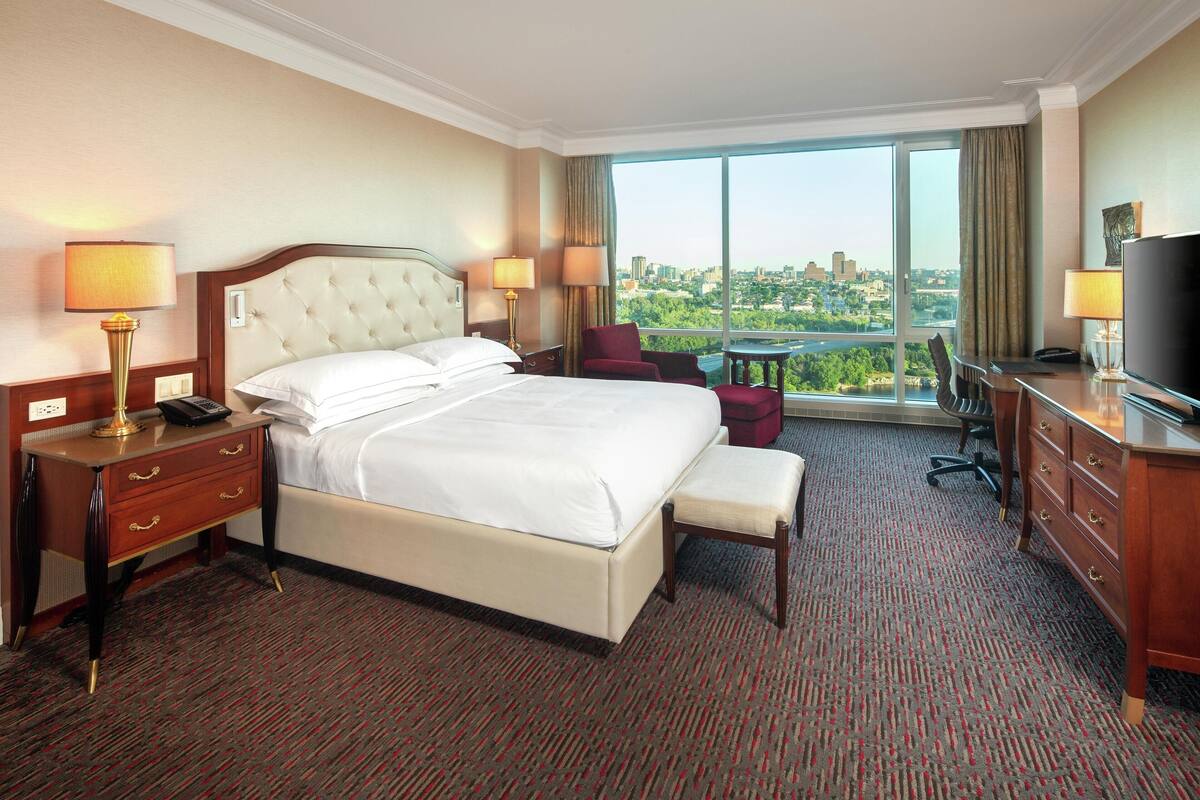 Classic Room, 1 Katil Raja (King), Accessible | Peralatan tempat tidur premium, bar mini, peti besi dalam bilik, meja 