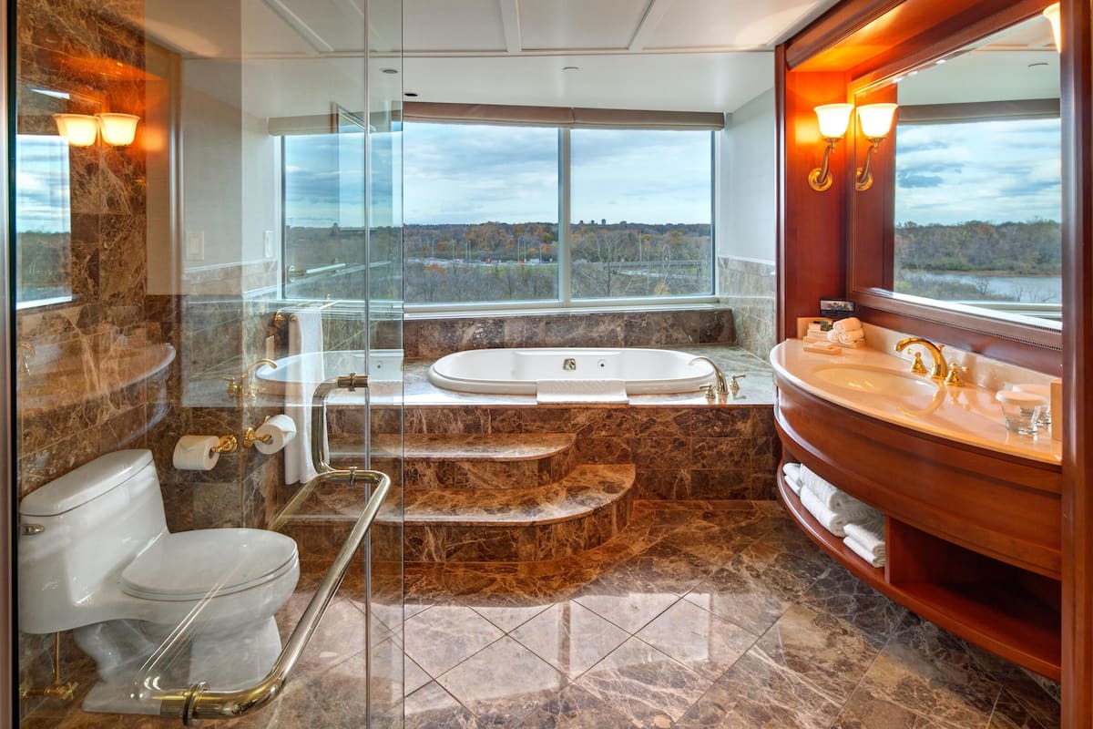 Suite | Peralatan tempat tidur premium, bar mini, peti besi dalam bilik, meja 