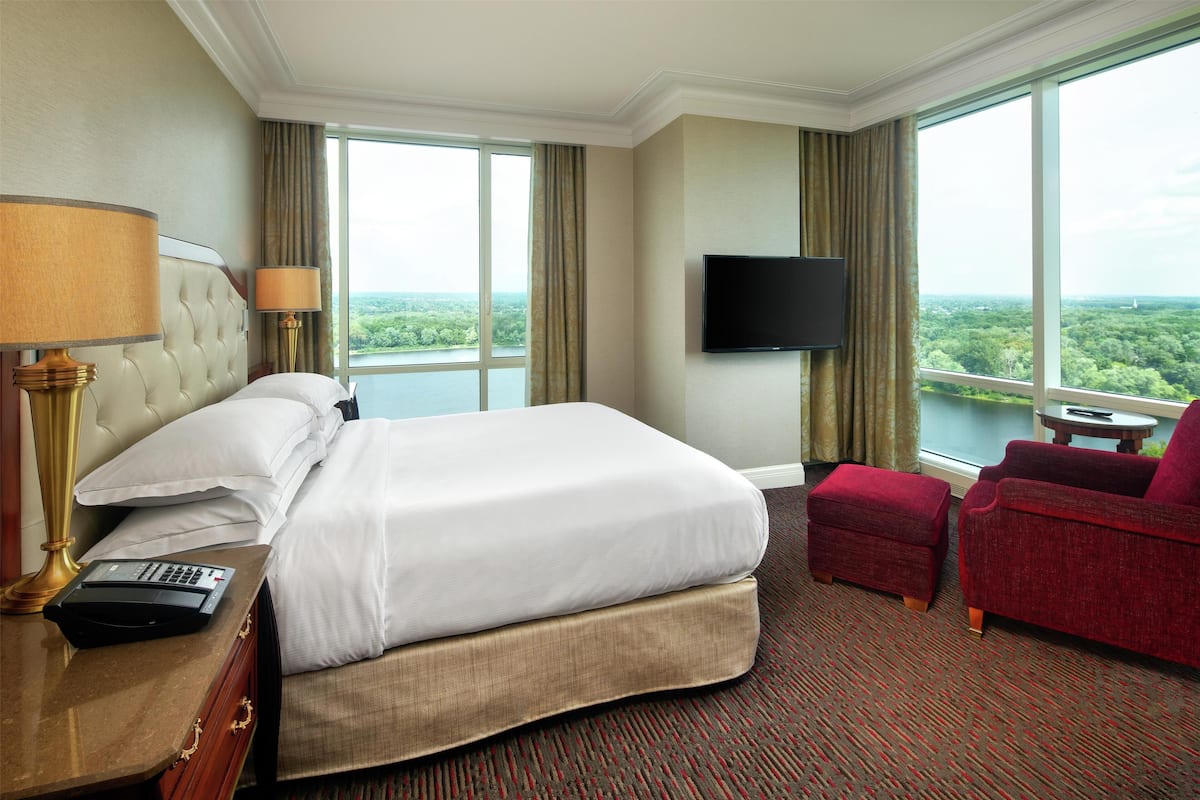 Suite mit 1 Schlafzimmer, 1 King-Bett, Seeblick | Hochwertige Bettwaren, Minibar, Zimmersafe, Schreibtisch