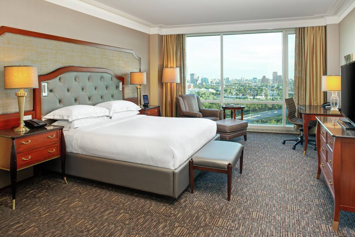Executive Room, Accessible, Akses Club Lounge (Lake View) | Peralatan tempat tidur premium, bar mini, peti besi dalam bilik, meja 