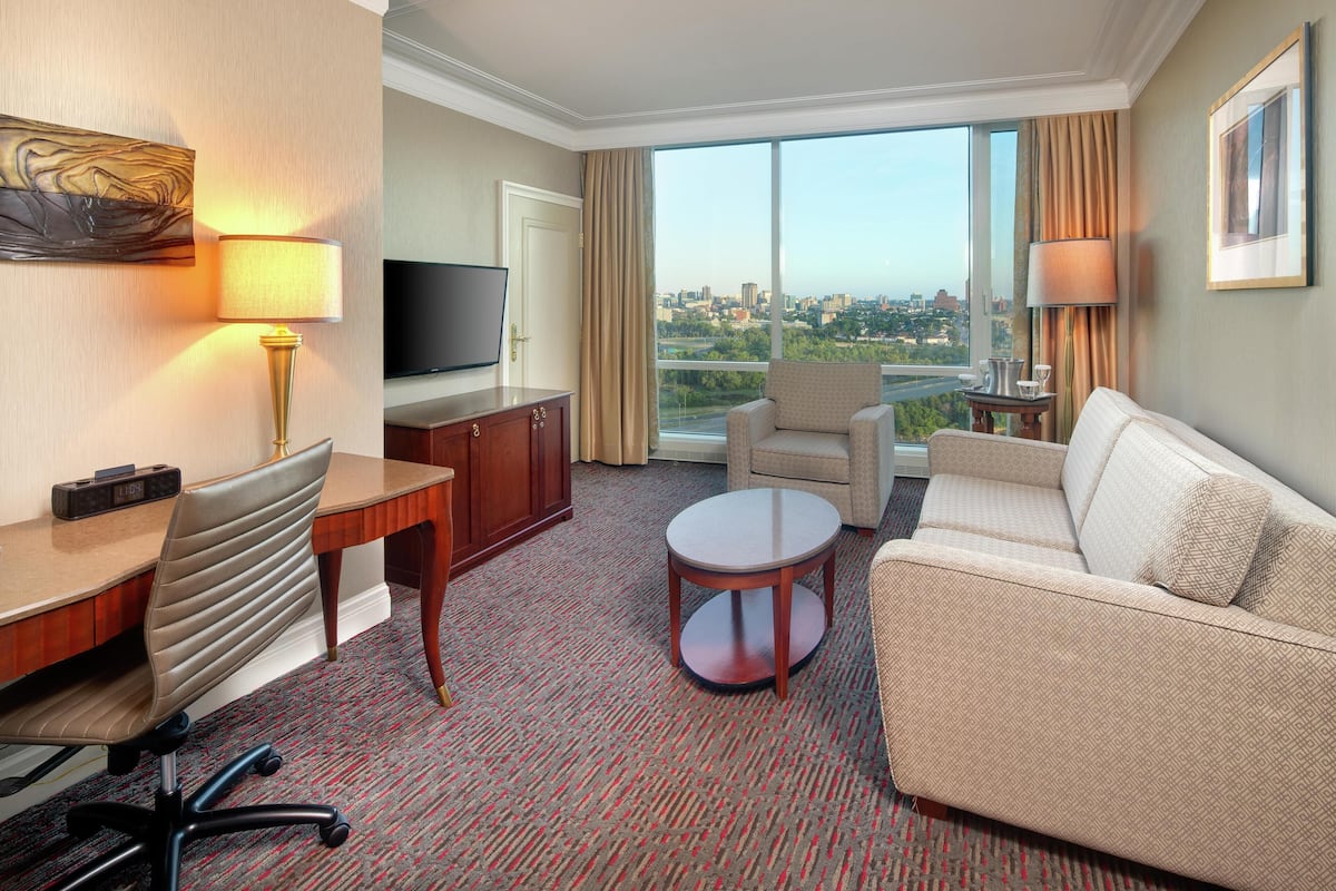 Suite, 1 Bedroom, Jetted Tub | Peralatan tempat tidur premium, bar mini, peti besi dalam bilik, meja 