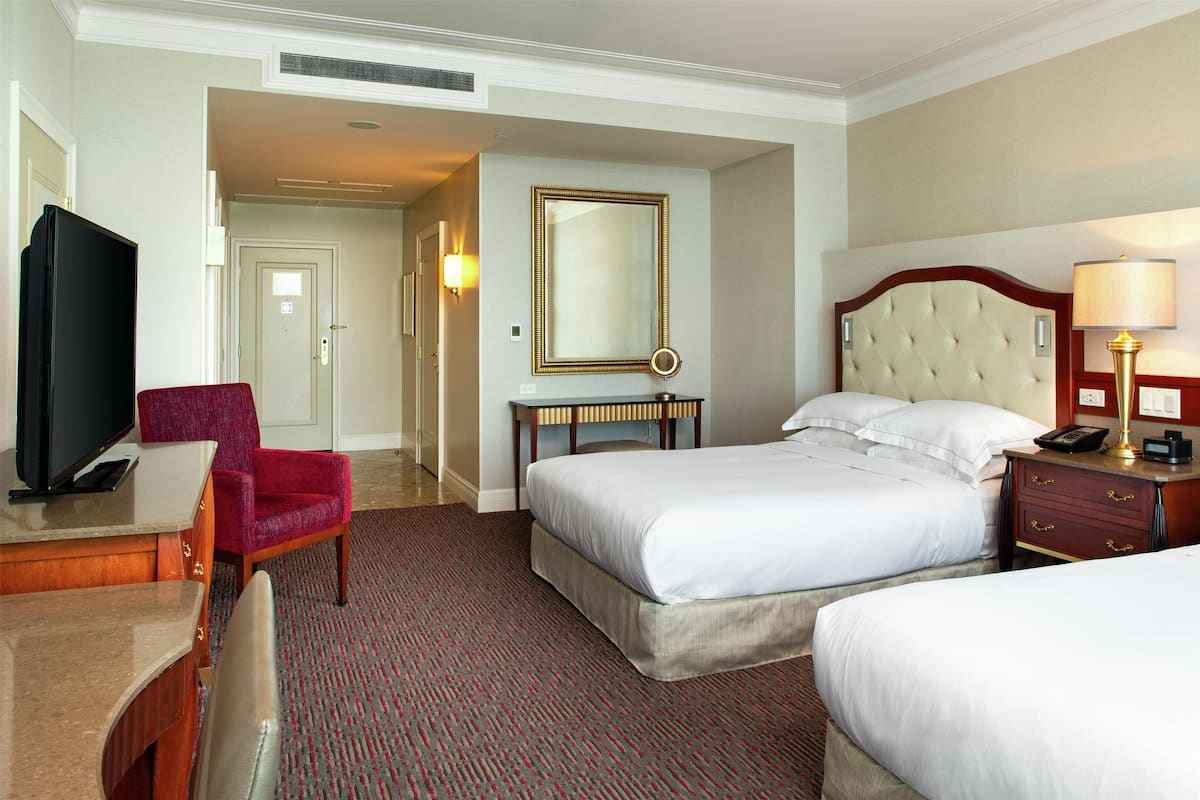 Zimmer, 2 Queen-Betten, barrierefrei | Hochwertige Bettwaren, Minibar, Zimmersafe, Schreibtisch