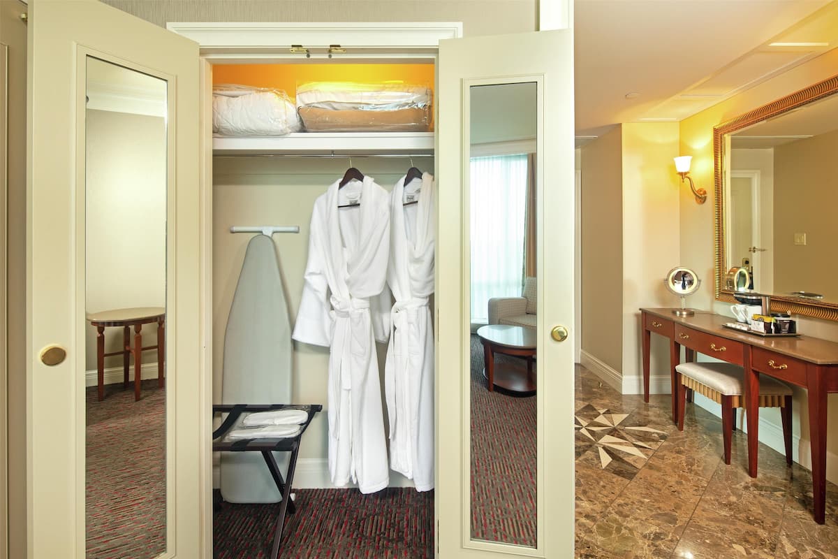 Hochwertige Bettwaren, Minibar, Zimmersafe, Schreibtisch