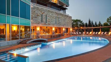 Piscine couverte, piscine extérieure, chaises longues