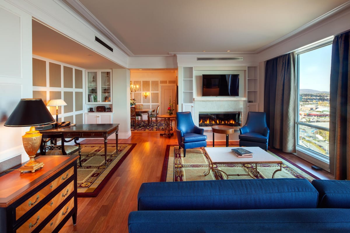 Suite | Peralatan tempat tidur premium, bar mini, peti besi dalam bilik, meja 