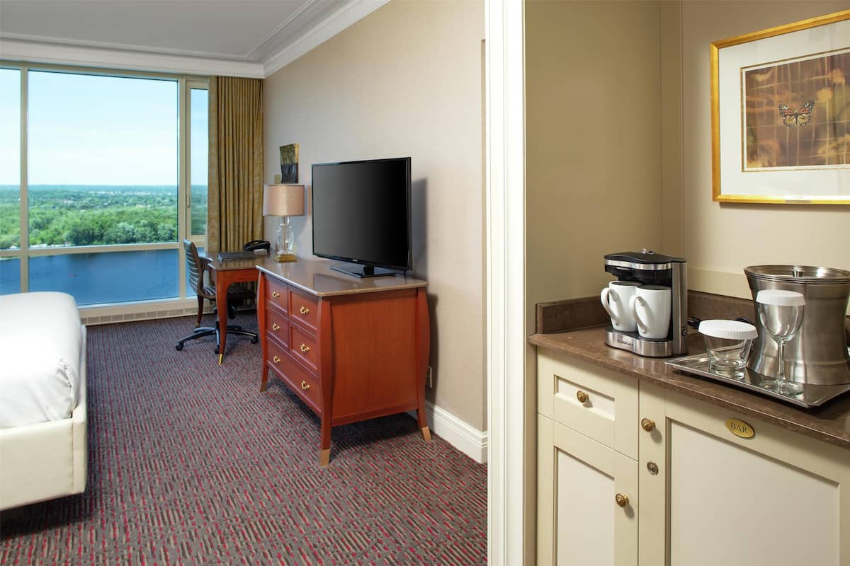 Classic Room, 1 King Bed | Premium bedding, minibar, in-room safe, desk