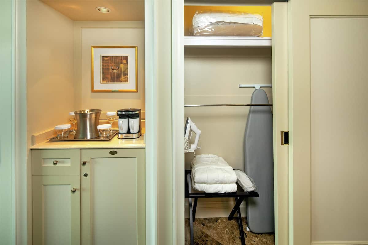 Hochwertige Bettwaren, Minibar, Zimmersafe, Schreibtisch