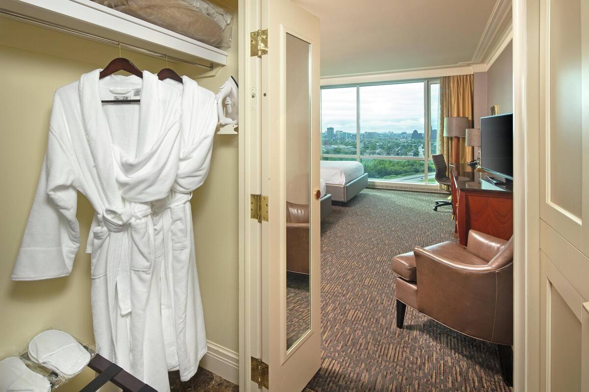 Room, Akses Club Lounge | Peralatan tempat tidur premium, bar mini, peti besi dalam bilik, meja 