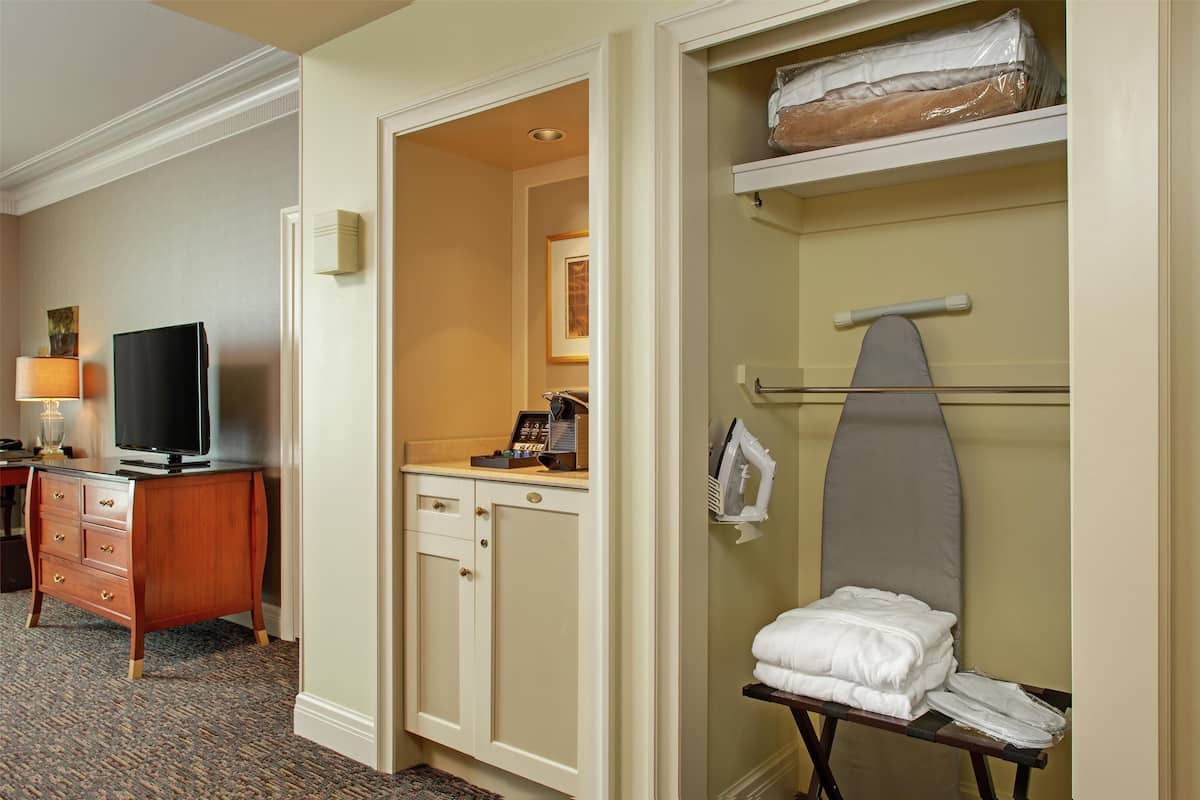 Executive-Zimmer, barrierefrei, Zutritt zur Club Lounge (Lake View) | Hochwertige Bettwaren, Minibar, Zimmersafe, Schreibtisch