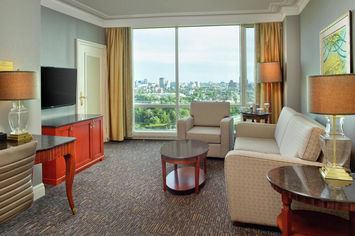 Suite, Akses Club Lounge | Peralatan tempat tidur premium, bar mini, peti besi dalam bilik, meja 