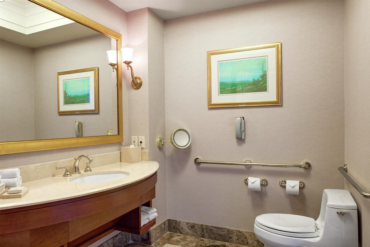 Duschwanne, kostenlose Toilettenartikel, Haartrockner, Bademäntel