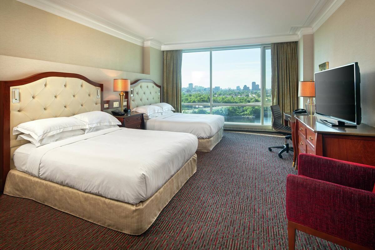 Room, 2 Katil Ratu (Queen), Accessible | Peralatan tempat tidur premium, bar mini, peti besi dalam bilik, meja 