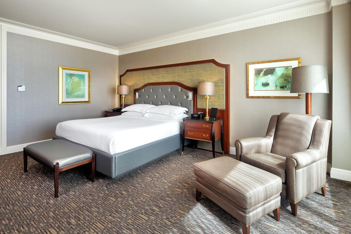Executive Room, Akses Club Lounge, Lake View | Peralatan tempat tidur premium, bar mini, peti besi dalam bilik, meja 