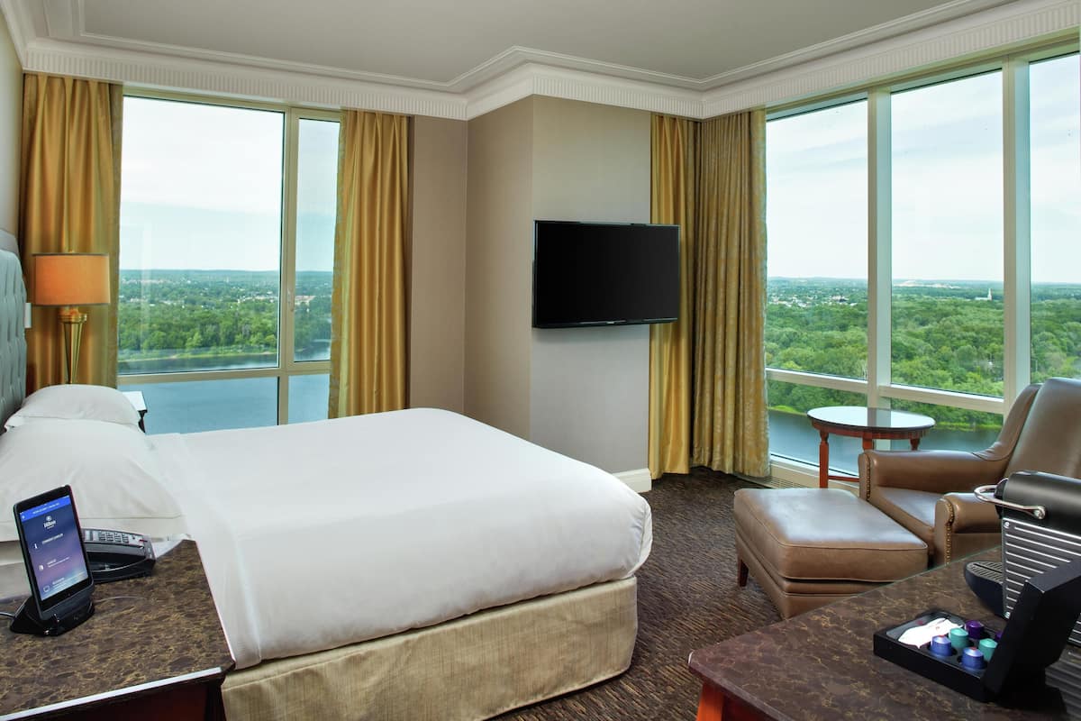 Suite, Akses Club Lounge | Peralatan tempat tidur premium, bar mini, peti besi dalam bilik, meja 