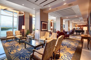 3 bars/lounges