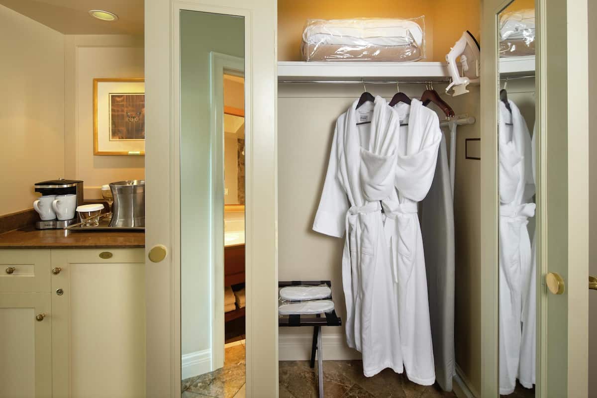 Hochwertige Bettwaren, Minibar, Zimmersafe, Schreibtisch