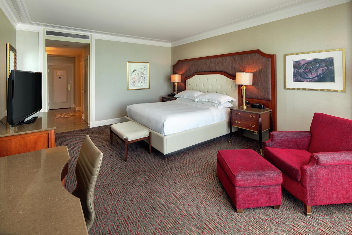 Deluxe Room, 1 King Bed | Premium bedding, minibar, in-room safe, desk