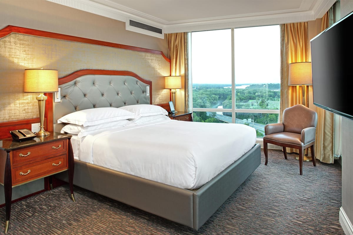 Suite, Zutritt zur Club Lounge | Hochwertige Bettwaren, Minibar, Zimmersafe, Schreibtisch