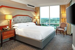 Suite, Zutritt zur Club Lounge | Hochwertige Bettwaren, Minibar, Zimmersafe, Schreibtisch