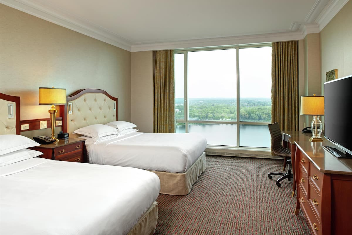 Zimmer, 2 Queen-Betten | Hochwertige Bettwaren, Minibar, Zimmersafe, Schreibtisch