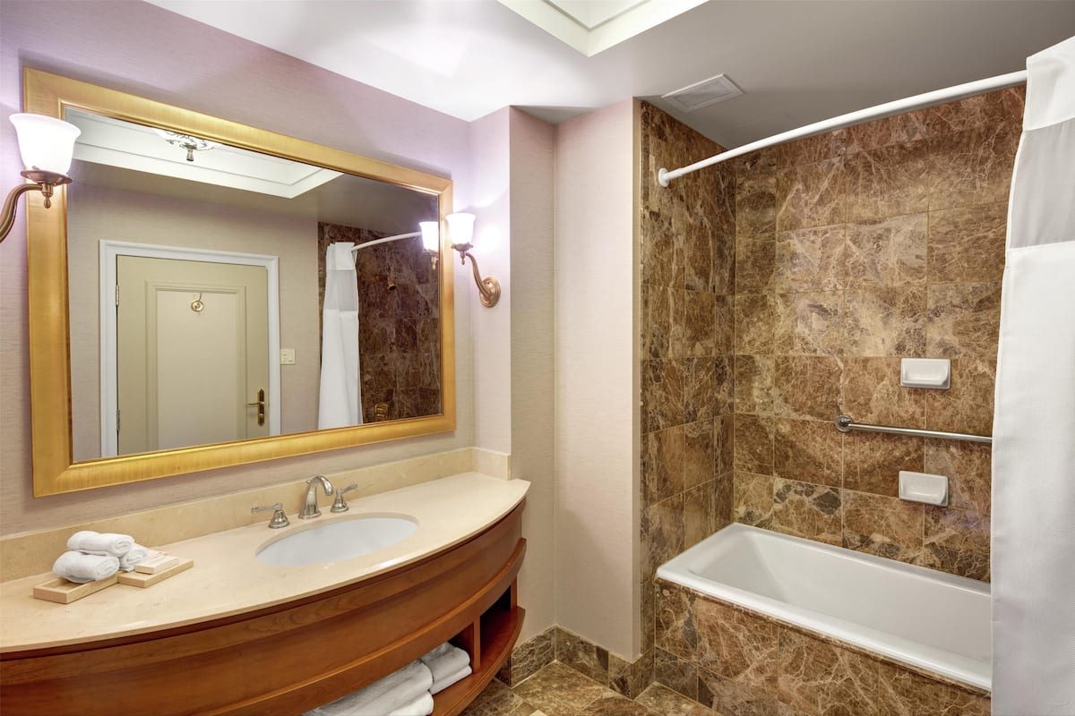 Duschwanne, kostenlose Toilettenartikel, Haartrockner, Bademäntel