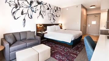 ห้องพัก, เตียงคิงไซส์ 1 เตียง และโซฟาเบด | บริเวณนั่งเล่น | ทีวี