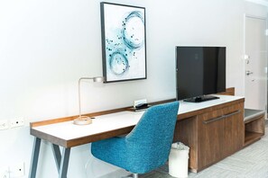 고급 침구, 필로우탑 침대, 객실 내 금고, 책상