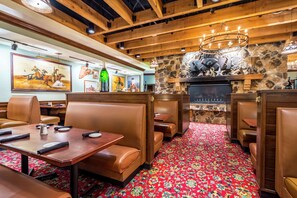 ランチ、ディナーに営業 (アメリカ料理)