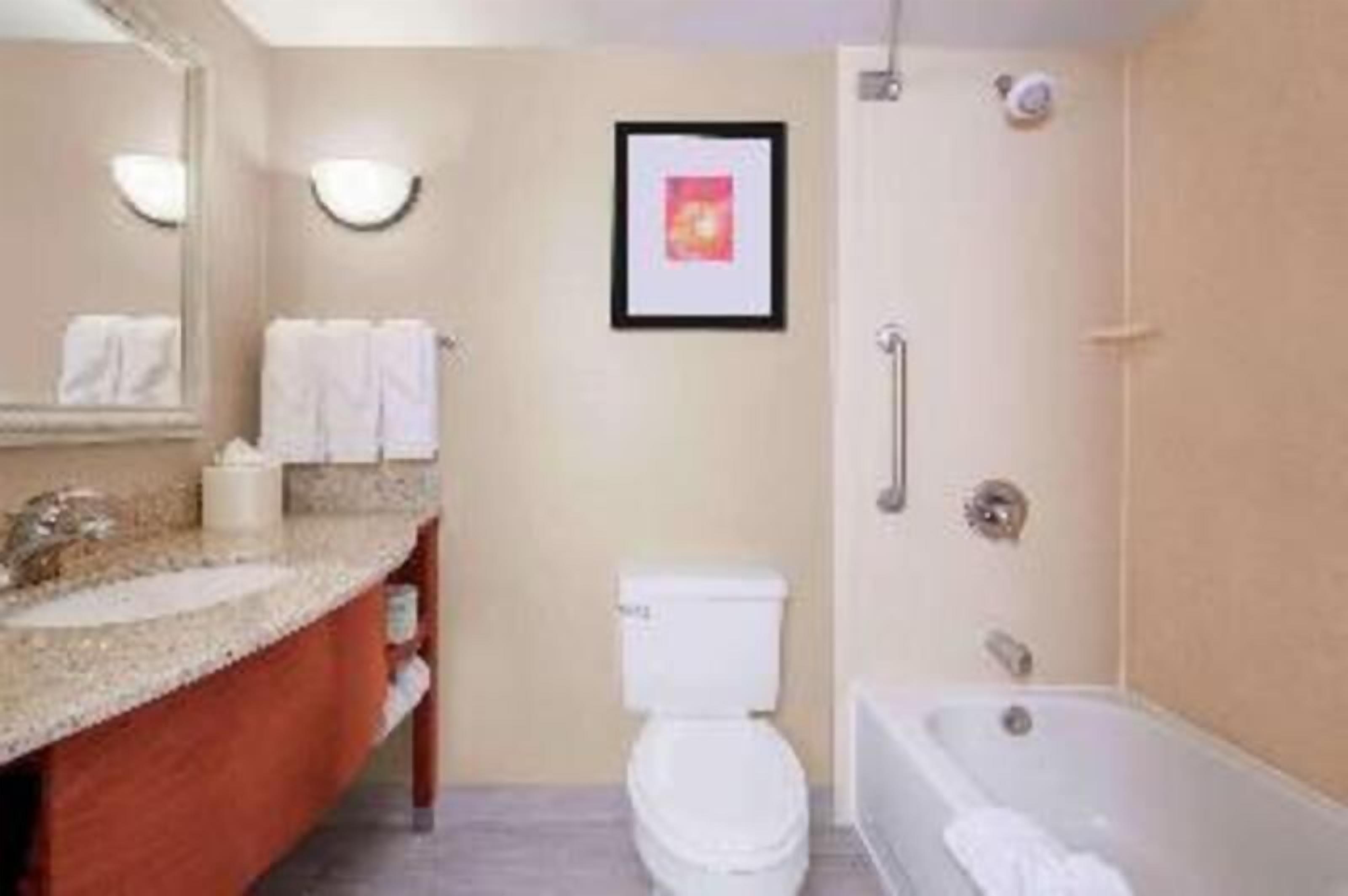 Bilik Mandi | Kelengkapan dandanan diri percuma, pengering rambut, tuala disediakan 