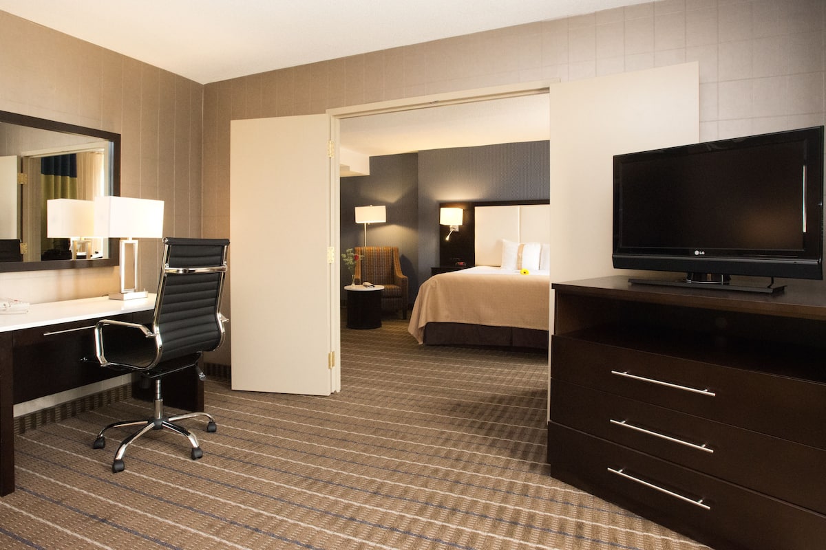 Suite, 1 letto king con divano letto | 1 camera, una cassaforte in camera, una scrivania, ferro/asse da stiro
