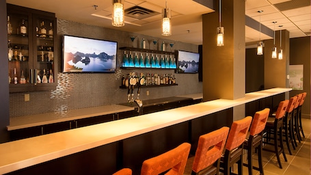 Se sirven desayunos y cenas, cocina internacional