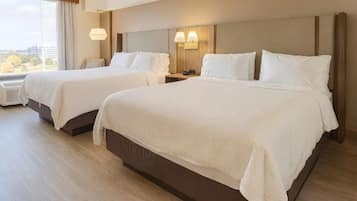 Peti besi dalam bilik, meja, seterika/papan seterika