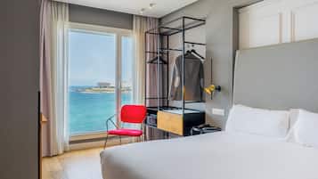 Familiekamer (2 adults + 2 children) | Een minibar, een kluis op de kamer, verduisterende gordijnen