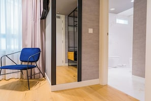 Minibar, caja de seguridad en la habitación y escritorio