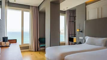 Minibar, caja fuerte, escritorio y cortinas opacas