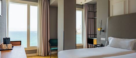 Minibar, brankas, tirai kedap cahaya, dan kedap suara