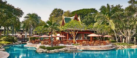 3 restaurants, breakfast, lunch, dinner served; Italian cuisine