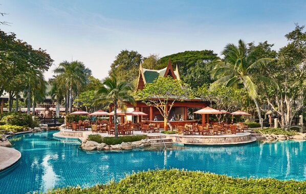 3 restaurants, breakfast, lunch, dinner served; Italian cuisine - Hyatt Regency Hua Hin (Hua Hin)