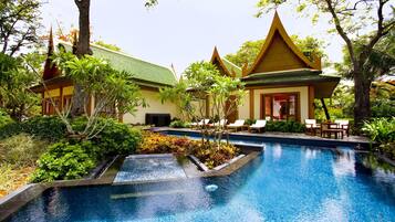 Bộ đồ giường cao cấp, chăn bông, két bảo mật tại phòng, bàn