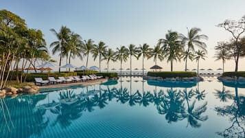 3 ulkouima-allasta avoinna 7.00–18.30, aurinkovarjoja, aurinkotuoleja