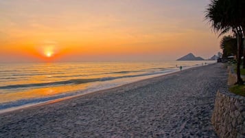 På stranden, hvidt sand, gratis strandhytter, liggestole