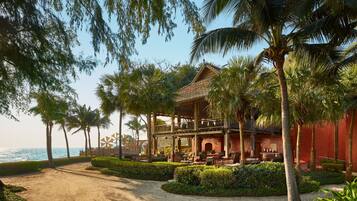 3 restaurants, breakfast, lunch, dinner served; Italian cuisine