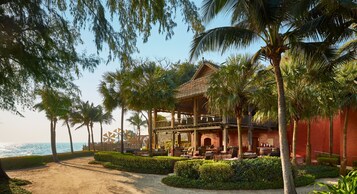 3 restaurants, breakfast, lunch, dinner served; Italian cuisine