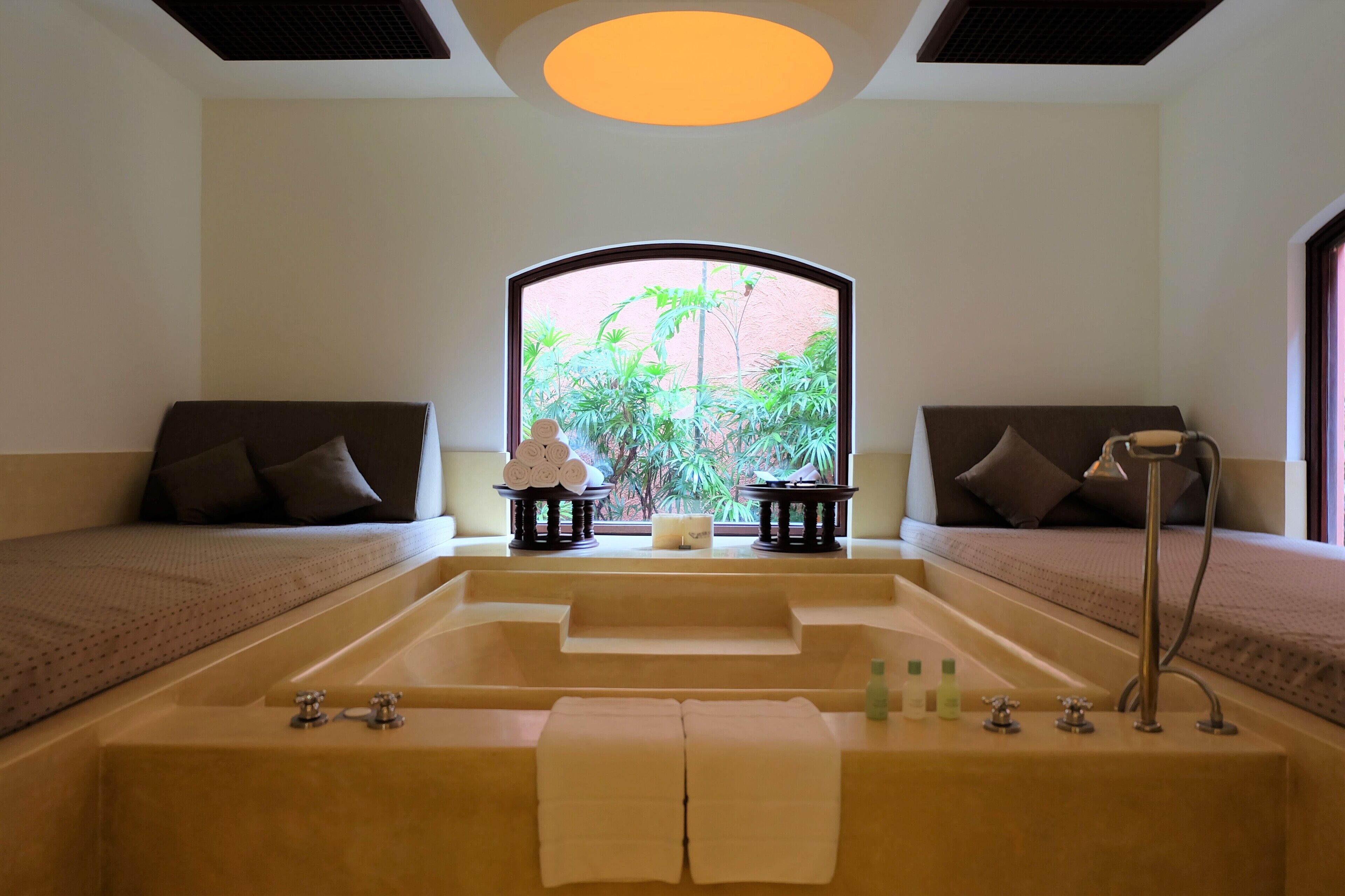 Luxury Suite, Balcony (Barai) | Private spa tub