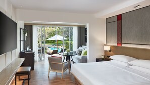 ルーム プールアクセス (1 King Bed) | 高級寝具、セーフティボックス (室内)、デスク、ノートパソコン用作業スペース